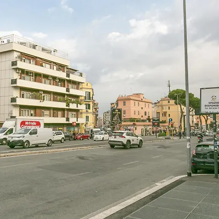 A 50 M Dalla Metropolitana Cornelia * Rom